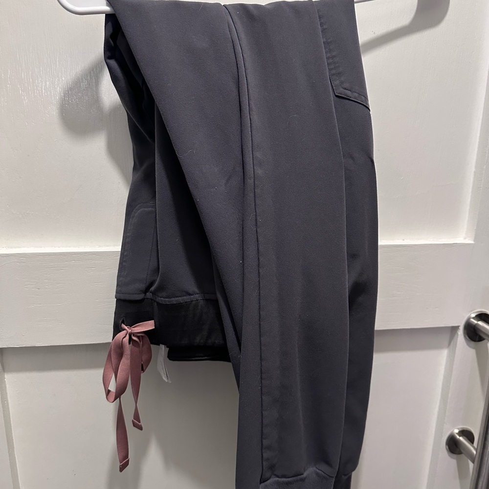 Grey Fig Zamora jogger scrub pant